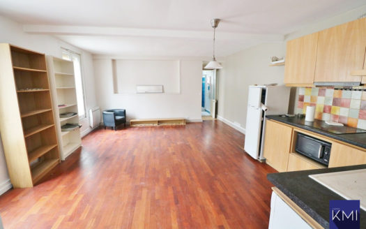 2 pièces sur cour pavée
