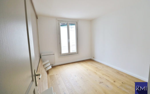 2 pièces sur cour pavée