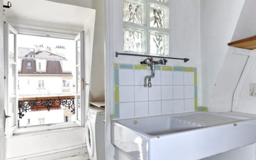 2 pièces dernier étage SAINT AMBROISE