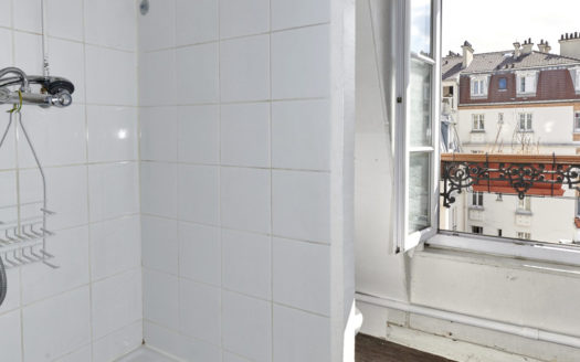 2 pièces dernier étage SAINT AMBROISE