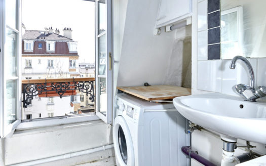 2 pièces dernier étage SAINT AMBROISE