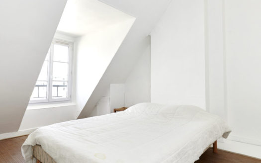 2 pièces dernier étage SAINT AMBROISE