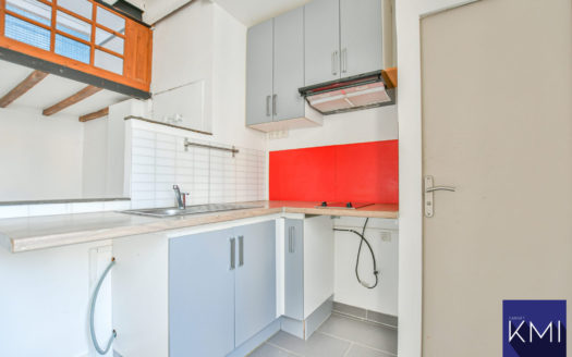 STUDIO AVEC COMBLES AMENAGES