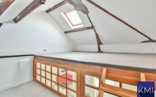 STUDIO AVEC COMBLES AMENAGES