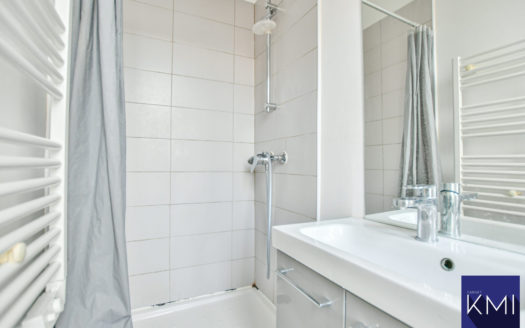 STUDIO AVEC COMBLES AMENAGES